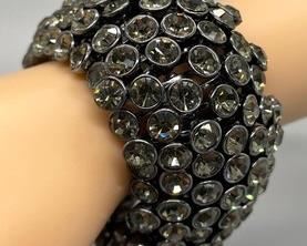 legant Elastic Bedazzled Bracelet this has a demure sparkling effect!