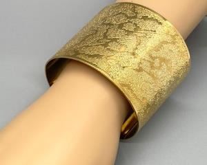 Golden Francesca Visconti Cuff Bracelet with an elegant and playful look!