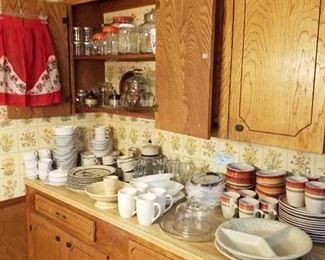 Several sets of Dishes