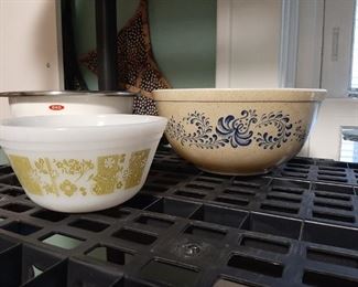 Vintage Federal USA Milk Glass bowl, pyres