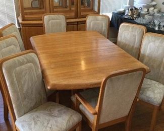 Beautiful oak wood Matching Dining table with 8 chairs & extensions. 2 captain chairs and 6 others. 