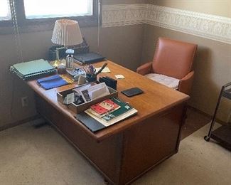 Executive desk in excellent condition