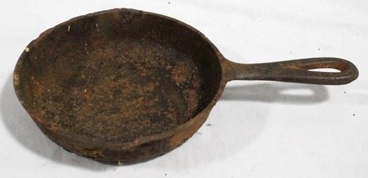 2572 - Cast iron frying pan
