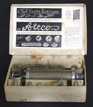 2593 - Vintage icing set in box
