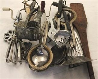 2594 - Assorted vintage kitchen utensils
