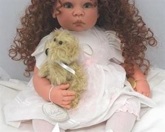 2775 - Lee Middleton doll with teddy bear - 16"
