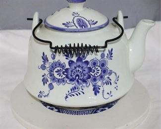 2797 - Blue/White Teapot w/ underplate 8 x 7
