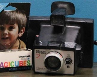 344x - Vintage Polaroid Square Shooter camera & Magicubes
