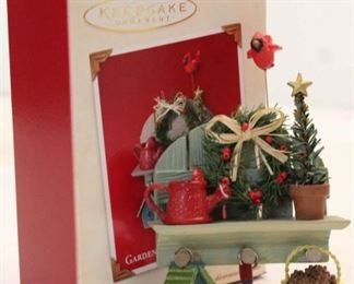 552 - Hallmark Keepsake Gardener's Christmas Corner
