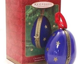 605 - Hallmark Keepsake Christmas Tree Surprise
