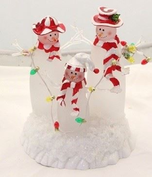 637 - Acrylic snowman family figurine 7 1/2"
