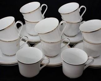 907 - Sheffield "Regency Gold" cups & saucers 22 pieces, 2 cups without saucers
