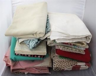 946 - Group of vintage linens

