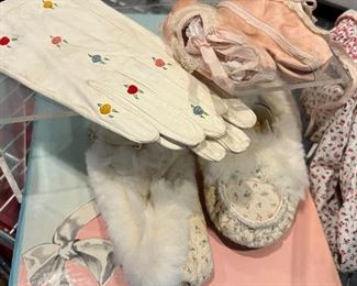 Childrens shoes and gloves