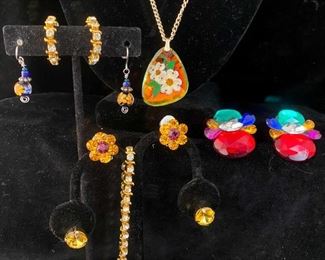 Vintage Dogwood Flower Crystal Intaglio Pendant Other Bright Rhinestone Jewelry