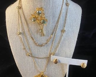 Vintage Flower Bouquet Rhinestone BroochClipons