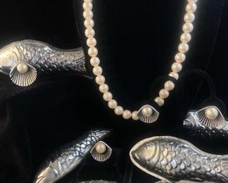 Vintage Sarah Coventry Scalloped Pearl Trio R Pearl Necklace
