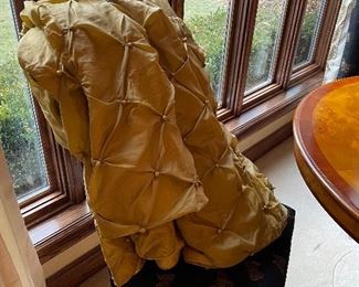 Round custom tablecloth (to floor)