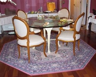 GLASS TABLE WITH 4 CHAIRS. OCTAGON RUG