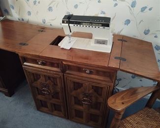 Working Singer Sewing Machine In Cabinet