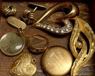 Sarah Coventry and other assorted brooches, cuff links