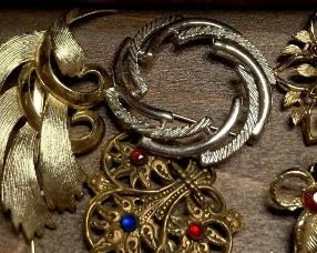 Assorted silver and gold tone brooches