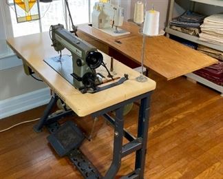Singer heavy duty 191D300AA with table; Seam Master sewing machine with table