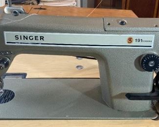Singer heavy duty 191D300AA with table