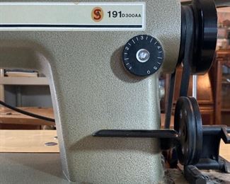 Singer heavy duty 191D300AA with table