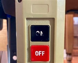 Singer heavy duty 191D300AA with table