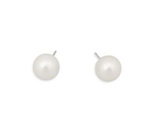 151
A Pair Of Cultured Pearl Stud Earrings
18k white gold; Stamped: 18k
Set with two white cultured pearls each gauged at 11.1mm and 11.4mm in diameter
0.375" Dia
5.4 grams
2 pieces
Estimate: $400 - $600