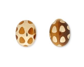 162
A Pair Of Tiger's Eye Domed Ear Clips
18k yellow gold
Of positive/negative design, one tiger's eye ear clip accented with gold inlay and the other gold ear clip accented with tiger's eye inlay
0.625" W x 0.75" H
15.5 grams
2 pieces
Estimate: $2,000 - $3,000