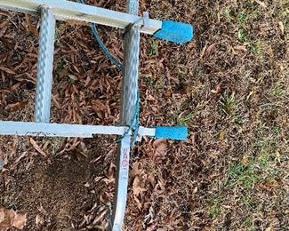$250. Aluminum Werner 32' extension ladder 250# with Werner stabilizer bar. Next to bottom run has a bend - see photos!