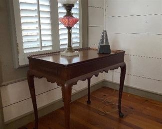 $125. (F15) Queen Anne-style legs. Measures 29" x 18" top x 27" tall. Solid wood - excellent condition. Has slide out tray. 
