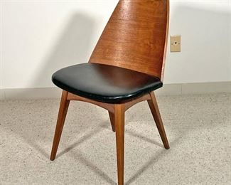 FOSTER-MCDAVID MID CENTURY SIDE CHAIR  |  
Having a vinyl seat and formed plywood back rest on a four legged wood base with original tag - l. 21 x w. 20 x h. 31 in.
