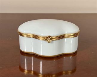 LIMOGES PORCELAIN BOX  |  
Small trinket box, white porcelain with gilt metal trim, marked on the bottom - l. 3.5 in.
