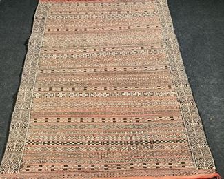 FLAT WOVEN MAT  |  
Red fringe at one end - l. 70 x w. 45 in.