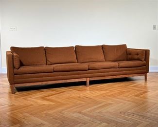 [FRAME ONLY] DUX MID CENTURY SOFA  |
Teak wood frame for a four-cushion sofa - l. 107 x w. 34 x h. 25 in. (measured sofa back, not top of cushions)