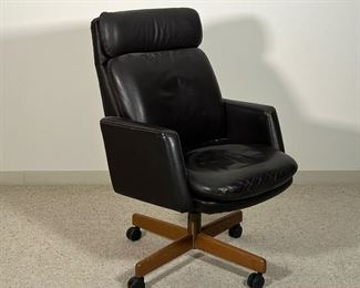 LEATHER & WOOD EXECUTIVE ARMCHAIR  |
Stitched leather padded, back and seat leather armrests swiveling on a four leg wooden base - l. 31 x w. 24.5. x h. 41 in.