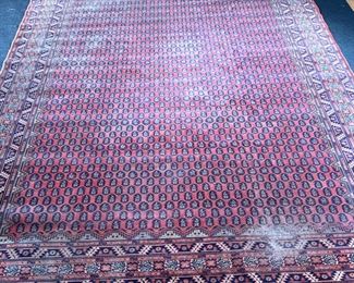 ANTIQUE RUG  |
With even field of guls on a red ground - l. 134 x w. 91 in.
