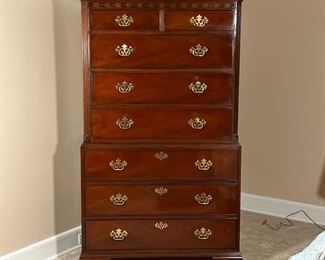 BAKER CHEST OF DRAWERS  |
Tall dresser designed in two sections, the upper section with two drawers over three full with drawers, the lower section with three full with drawers, with brass pulls, nicely figured word with blind fretwork decoration - l. 40 x w. 20 x h. 66.5 in.
