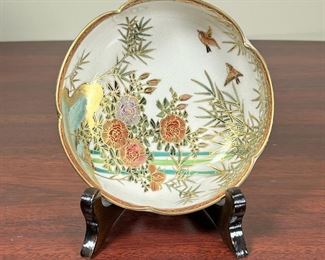 JAPANESE SATSUMA BOWL  |
Small Japanese bowl with pretty floral decoration and gilt highlights, on a display stand - dia. 4 3/4 in.
