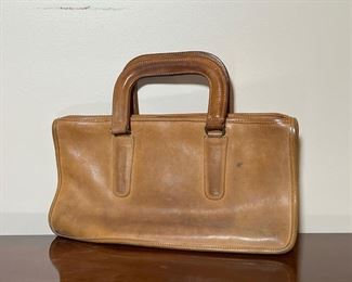 COACH LEATHER PURSE  |
Brown leather handbag of oblong shape, numbered inside 650 7073 - l. 13 x h. 6.5 in.

