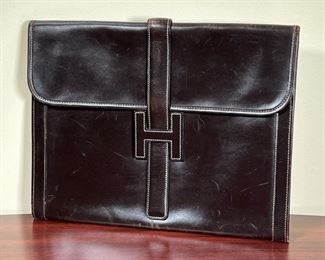 HERMES LEATHER FOLDER  |
Brown leather document holder with H clasp insert - l. 13.5 x h. 10.5 in.
