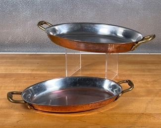 (2pc) CUISINART COPPER BAKEWARE  |
Two oval baking dishes with candles, Birthmarked on the bottom Cuisinart Belgium - l. 15 x w. 8.5 in. (largest over handles)