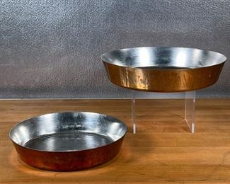 (2pc) COPPER BAKEWARE  |
Round copper baking trays, hammered, no apparent makers mark on either, likely French - dia. 11.25 in. (largest)