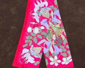HERMES LONG SCARF  |
Silk scarf, with pattern of flowers on a pink ground - l. 70 x w. 11.5 in.