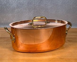 OVAL COPPER POT  |
With lid, likely French but with no apparent markings - l. 10 x w. 6.5 x h. 4.5 in. (pot only)
