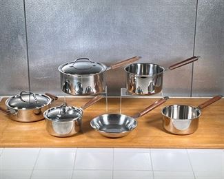 (6pc) CUISINART COOKWARE SET  |
Stainless steel, unmarked but all likely Cuisinart, with wood handles, some pieces with lids, including two small saucepans, a larger sauce pan, a pot (h. 4.25 x 8.5 in.), a frying pan, and a double handled pan (dia. 7.75 in.)
