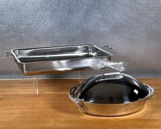 (2pc) CUISINART PANS  |
Including a Pennsylvania Dutch roasting pan and a handled baking pan, stainless steel - l. 16.5 x w. 10 in. (largest over handles)